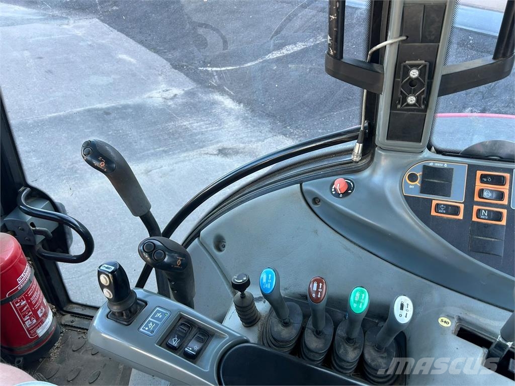 Valtra N101 ETUKUORMAAJALLA Traktorok