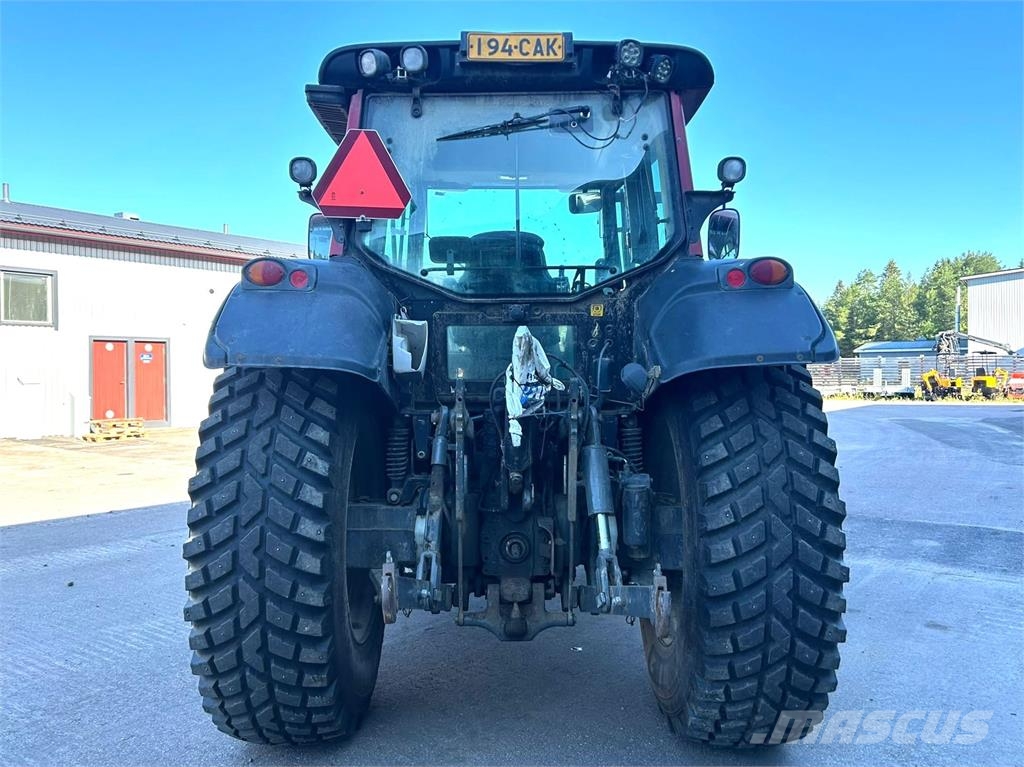 Valtra N101 ETUKUORMAAJALLA Traktorok