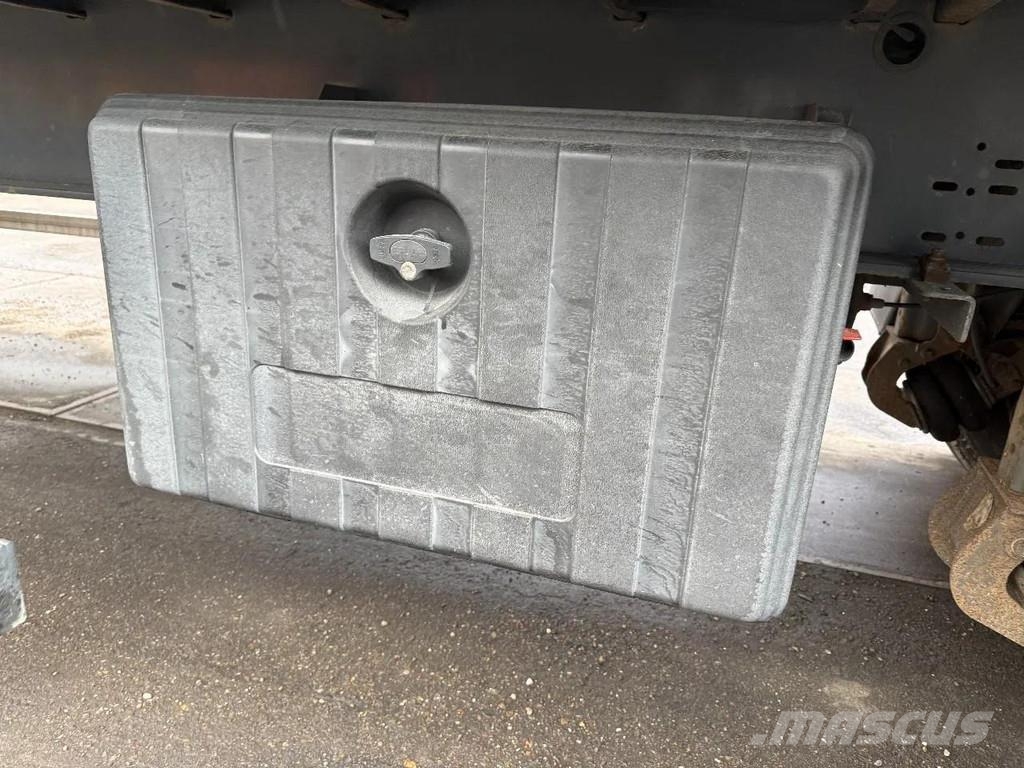 Krone 2 AXLE MET STUURAS & HARDHOUTENVLOER Semirremolques de caja de lona