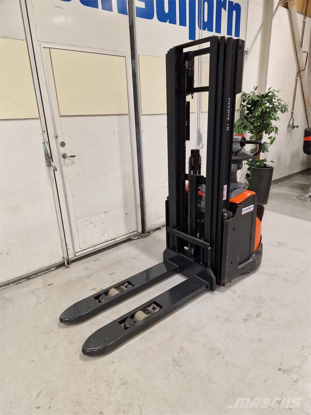 Toyota SWE120L Stand-in stackers