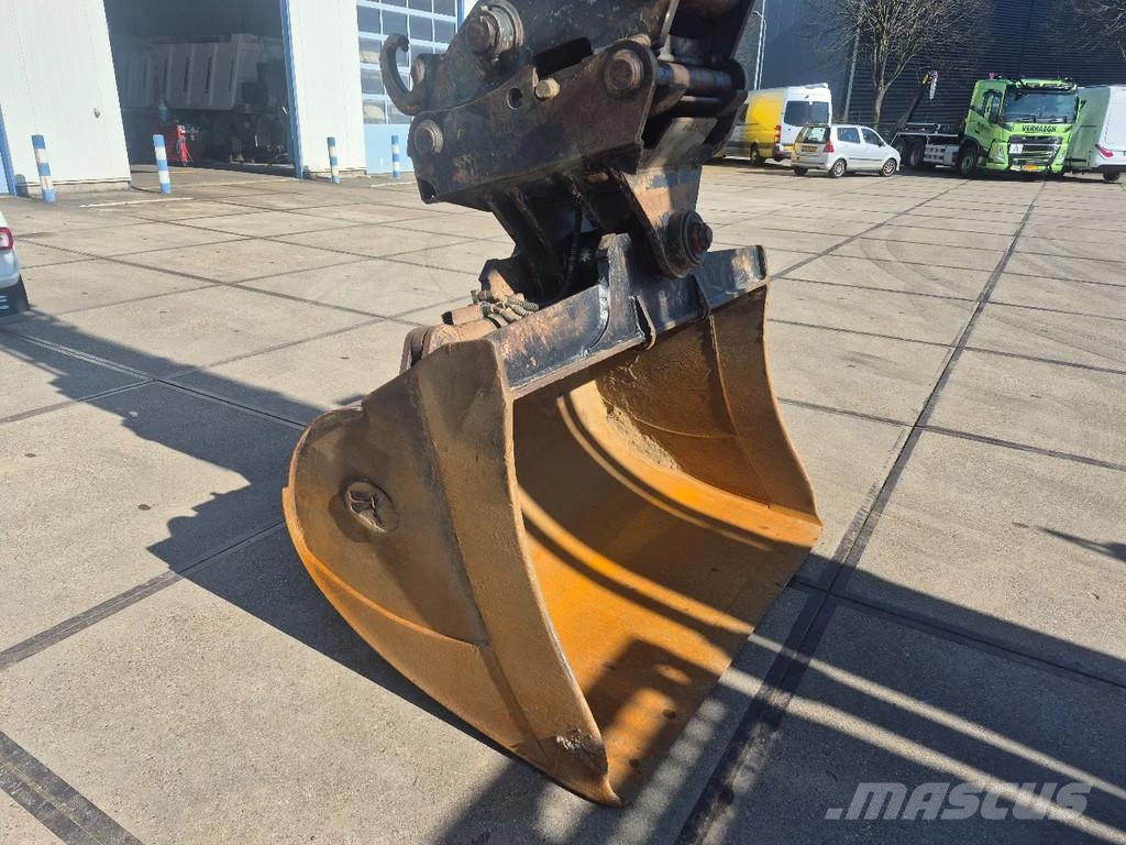 Hitachi ZX250LCN-6 حفارات زحافة