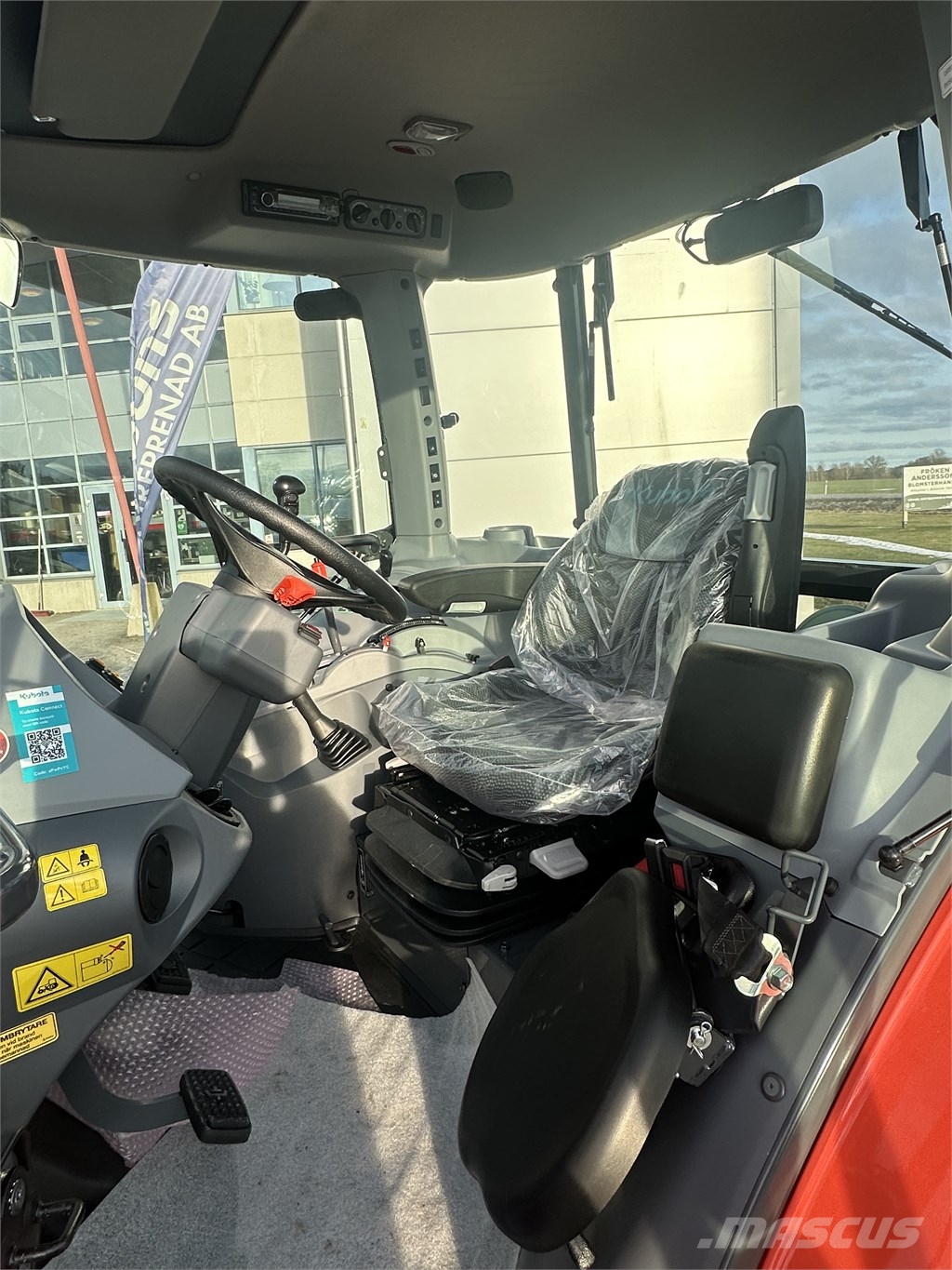 Kubota M 4073 Tractors