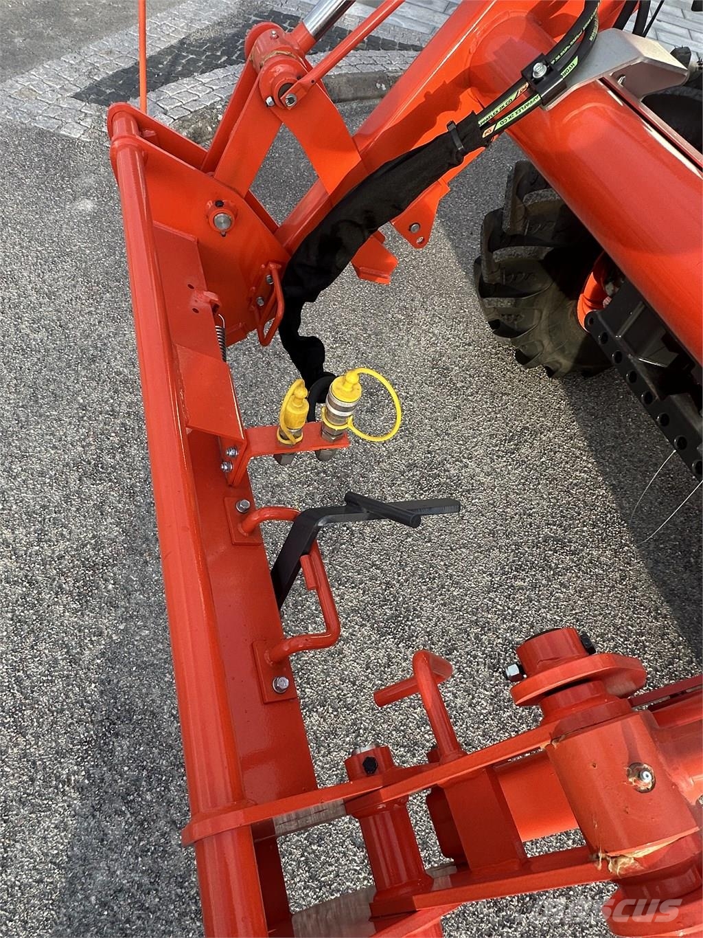 Kubota M 4073 Tractors