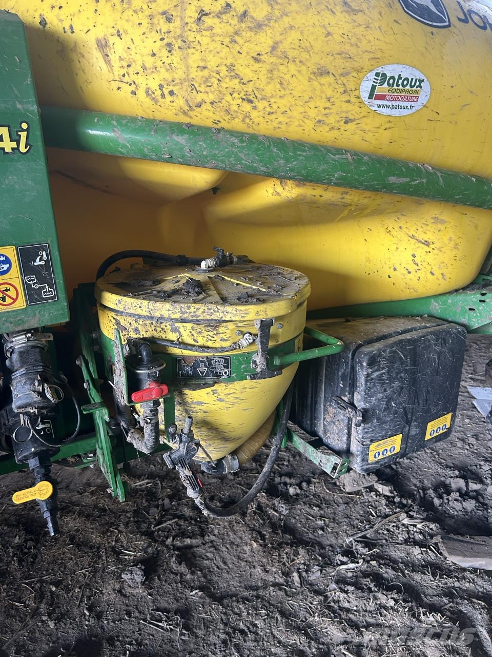 John Deere M944i 牵引式喷雾机