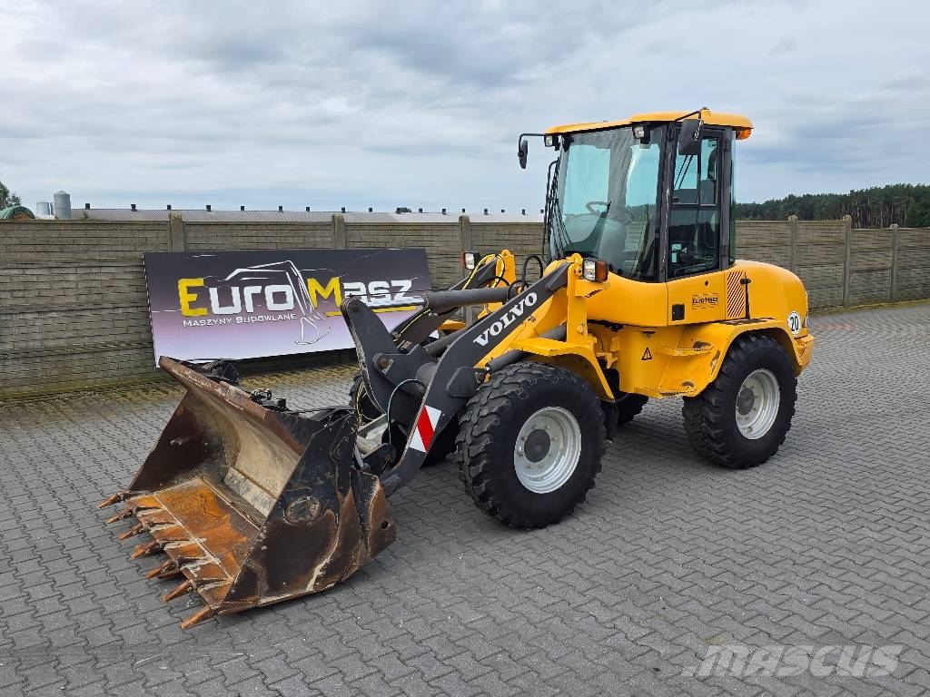 Volvo L30B-ZX, 2013 ROK, ŁYŻKA OTWIERANA + WIDŁY Cargadoras sobre ruedas