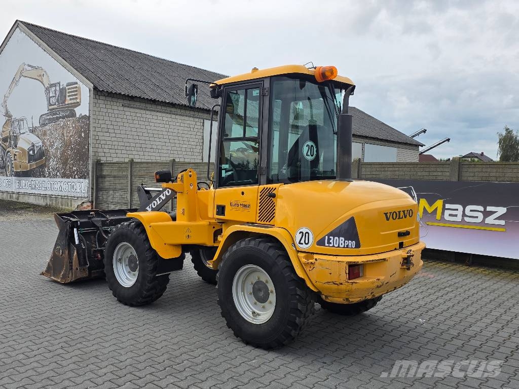 Volvo L30B-ZX, 2013 ROK, ŁYŻKA OTWIERANA + WIDŁY Cargadoras sobre ruedas