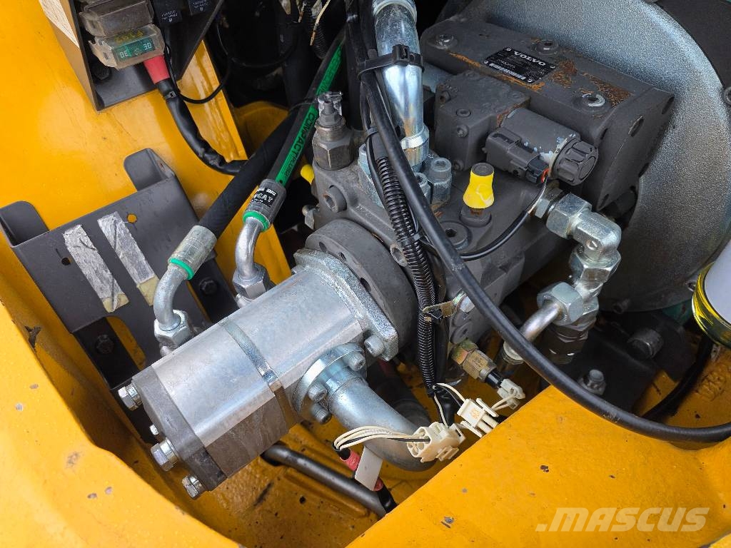 Volvo L30B-ZX, 2013 ROK, ŁYŻKA OTWIERANA + WIDŁY Cargadoras sobre ruedas