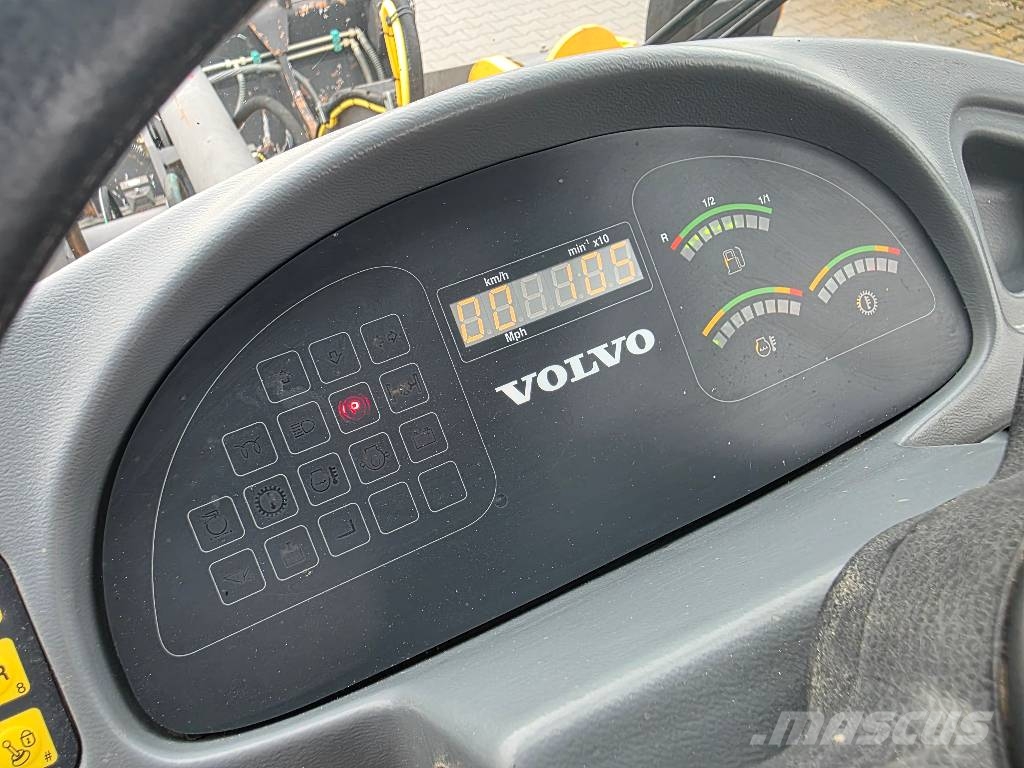 Volvo L30B-ZX, 2013 ROK, ŁYŻKA OTWIERANA + WIDŁY Cargadoras sobre ruedas