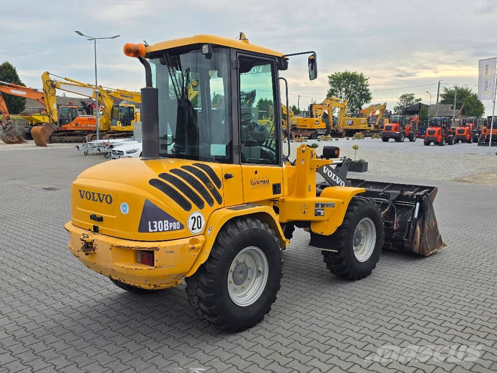 Volvo L30B-ZX, 2013 ROK, ŁYŻKA OTWIERANA + WIDŁY Cargadoras sobre ruedas
