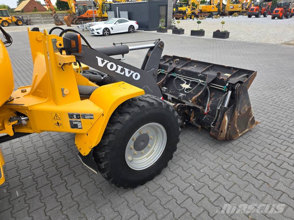 Volvo L30B-ZX, 2013 ROK, ŁYŻKA OTWIERANA + WIDŁY Cargadoras sobre ruedas