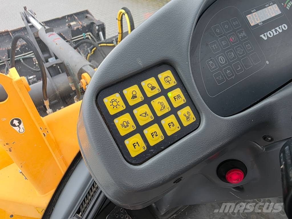 Volvo L30B-ZX, 2013 ROK, ŁYŻKA OTWIERANA + WIDŁY Cargadoras sobre ruedas