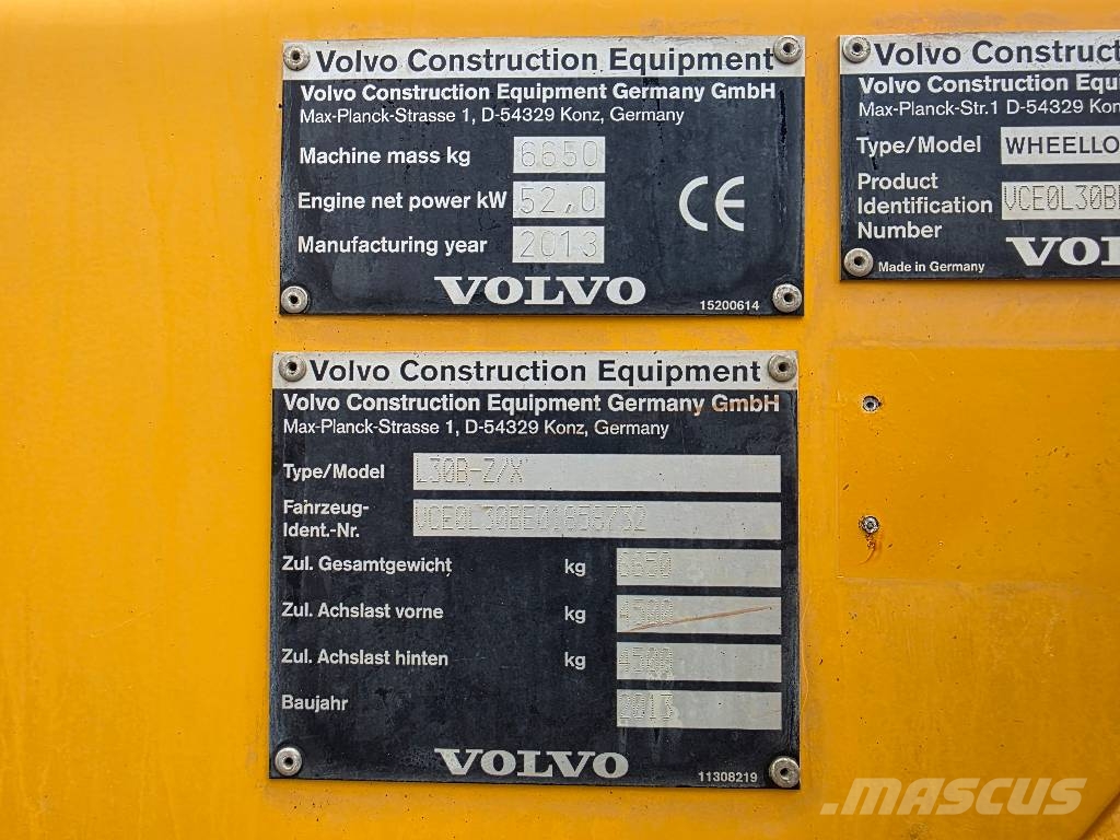 Volvo L30B-ZX, 2013 ROK, ŁYŻKA OTWIERANA + WIDŁY Cargadoras sobre ruedas