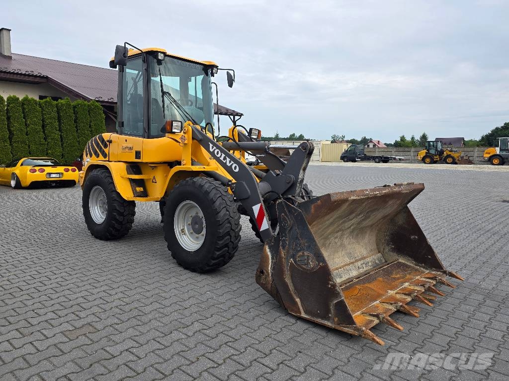 Volvo L30B-ZX, 2013 ROK, ŁYŻKA OTWIERANA + WIDŁY Cargadoras sobre ruedas