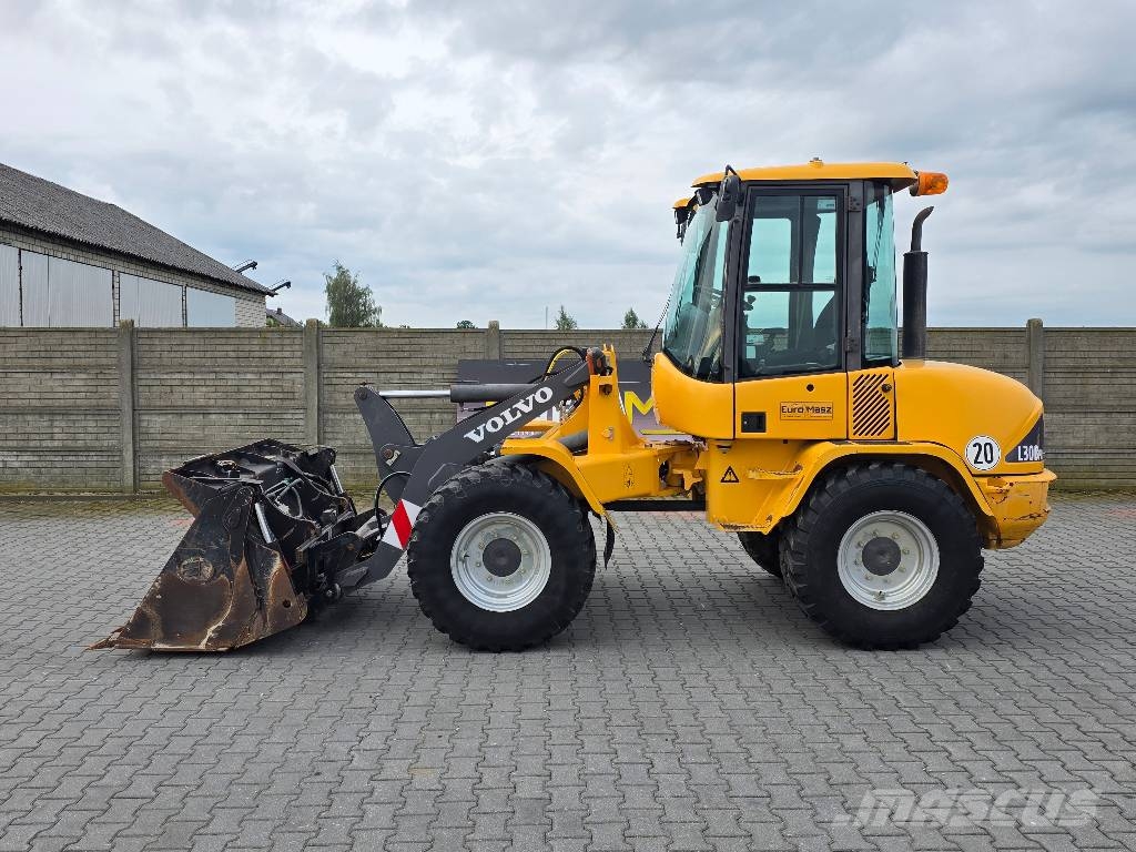 Volvo L30B-ZX, 2013 ROK, ŁYŻKA OTWIERANA + WIDŁY Cargadoras sobre ruedas