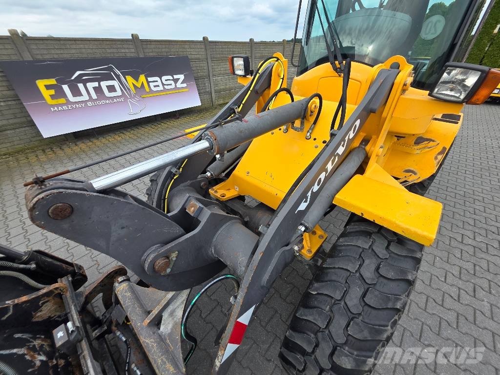 Volvo L30B-ZX, 2013 ROK, ŁYŻKA OTWIERANA + WIDŁY Cargadoras sobre ruedas