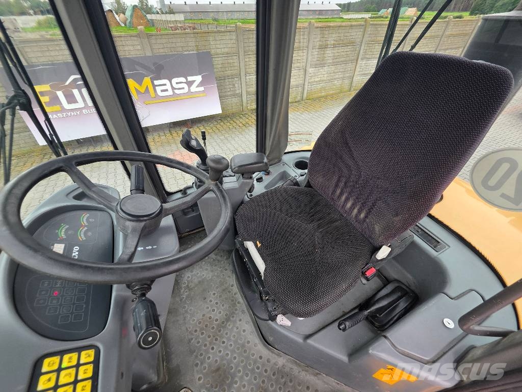 Volvo L30B-ZX, 2013 ROK, ŁYŻKA OTWIERANA + WIDŁY Cargadoras sobre ruedas