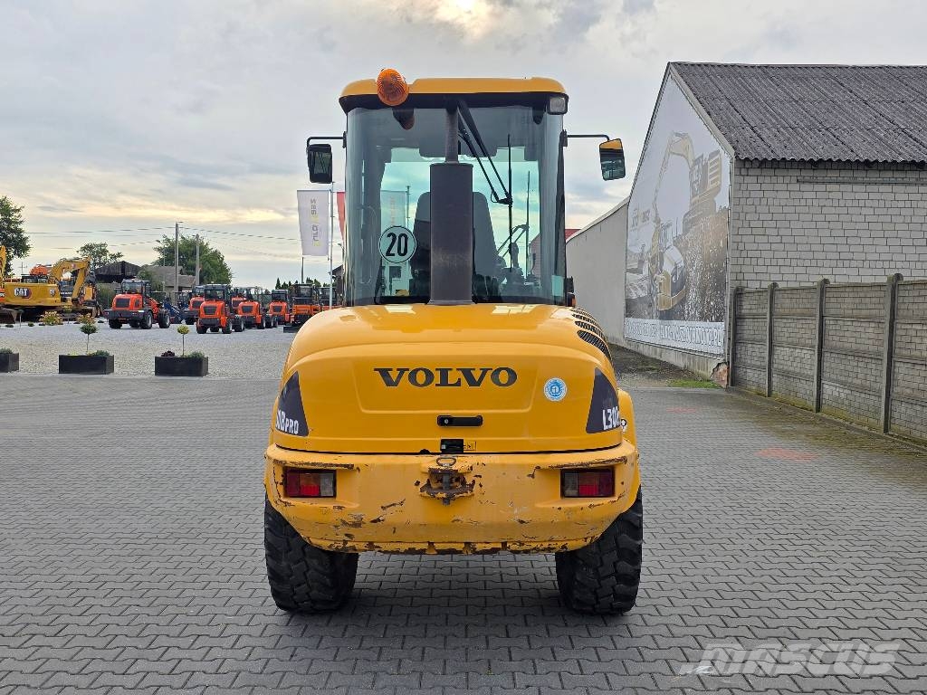 Volvo L30B-ZX, 2013 ROK, ŁYŻKA OTWIERANA + WIDŁY Cargadoras sobre ruedas