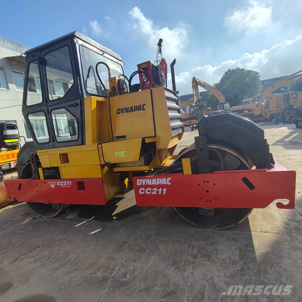 Dynapac CC 211 مداحل ثنائية الاسطوانة