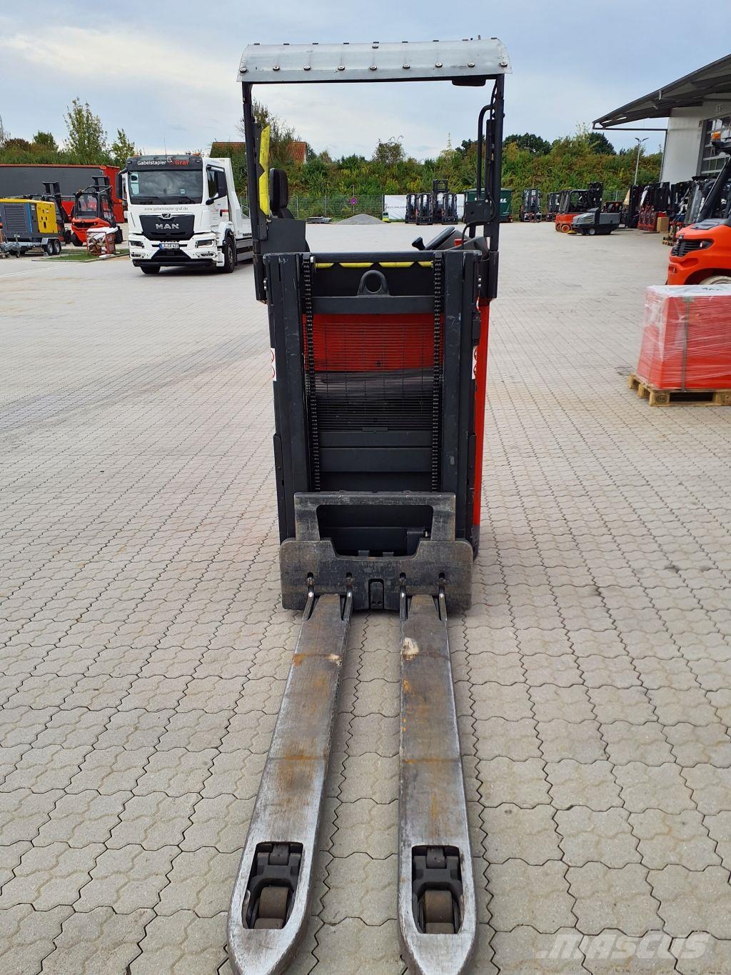 Linde D12RW شاحنات مناولة ذاتية الدفع