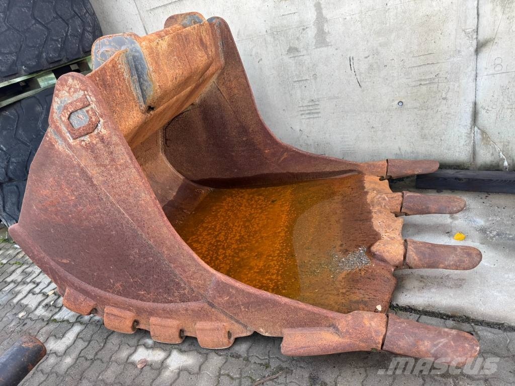 Gjerstad 2000l graveskuffe m tenner Bakken