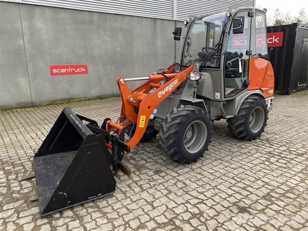 Weycor AR320 Cab Višenamenski utovarivači