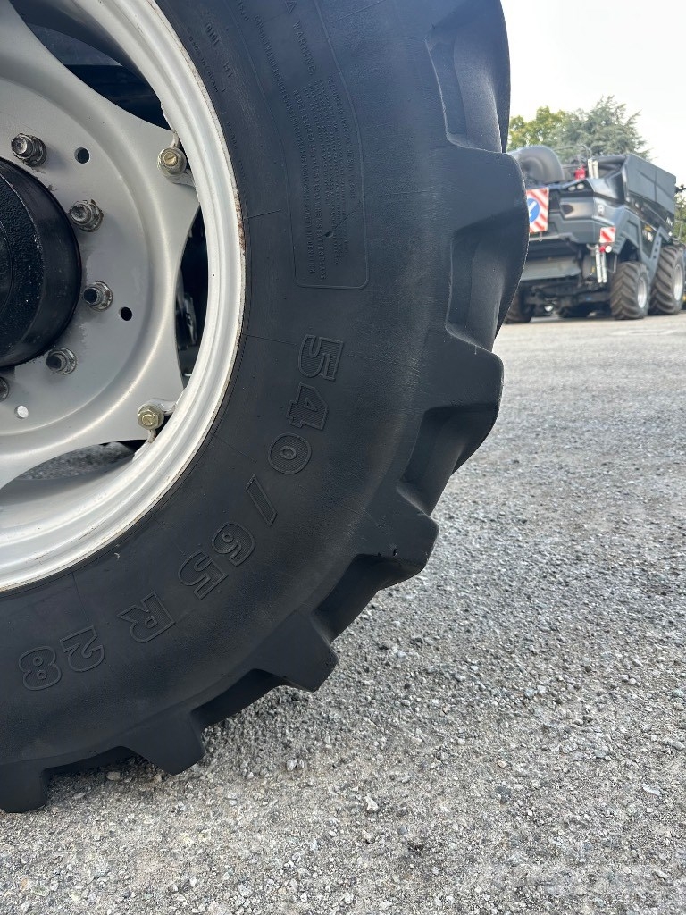 Massey Ferguson 8220 Traktori