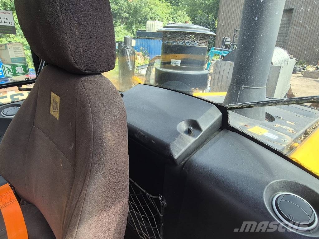 JCB 437 HT لوادر بعجل