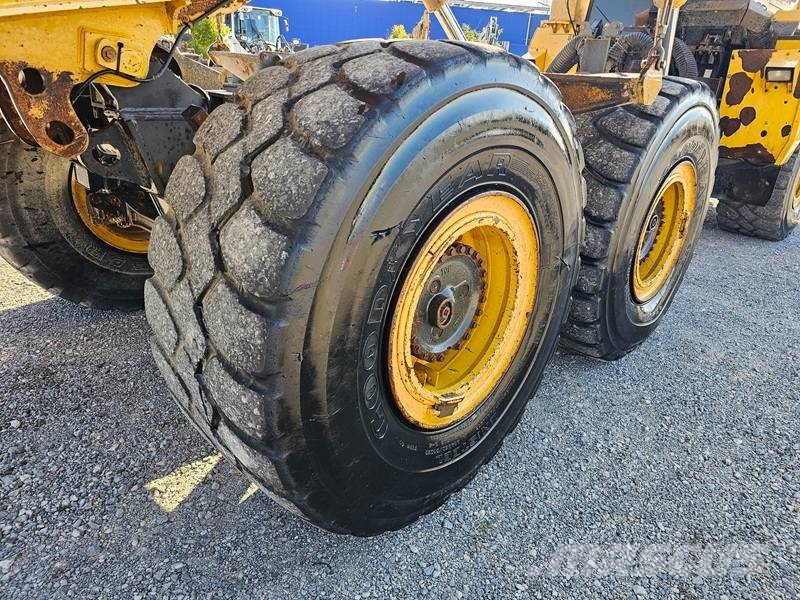 Komatsu HM 300-2 Liigendraamiga pinnaseveokid