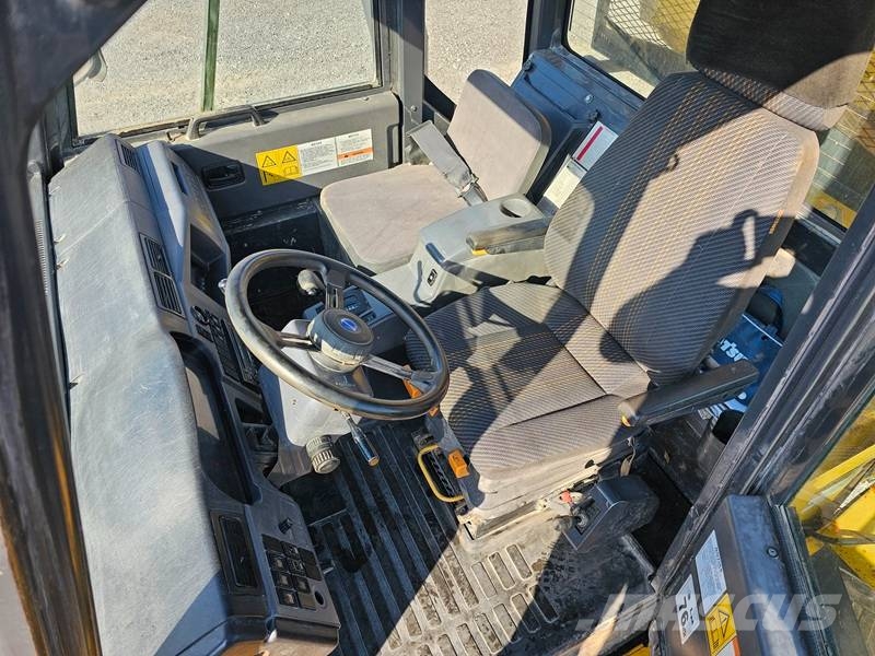 Komatsu HM 300-2 Liigendraamiga pinnaseveokid