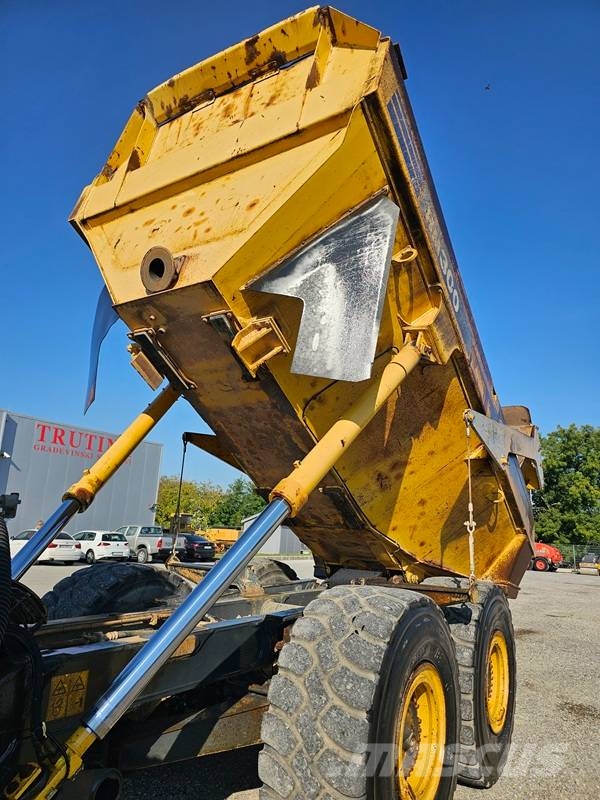 Komatsu HM 300-2 Liigendraamiga pinnaseveokid