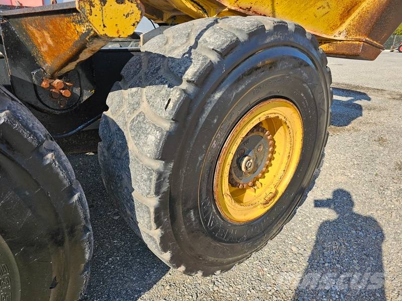 Komatsu HM 300-2 Liigendraamiga pinnaseveokid