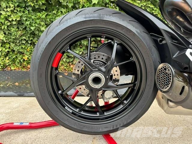 Ducati streetfighter V2 Rupsgraafmachines