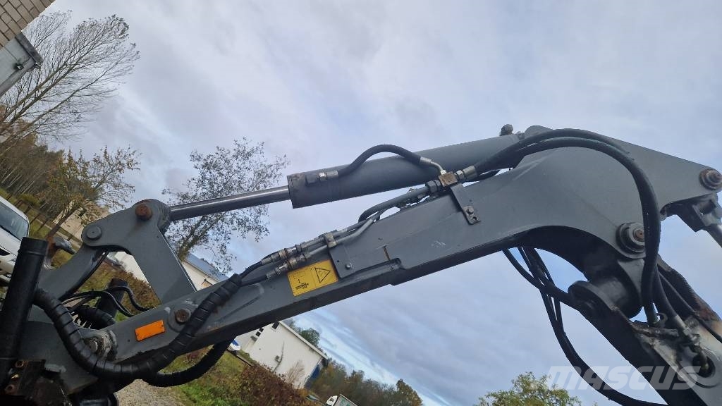 Lännen 8800 E لوادر ذات جرافات عكسية