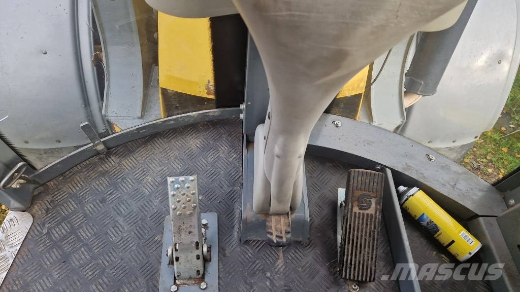 Lännen 8800 E لوادر ذات جرافات عكسية
