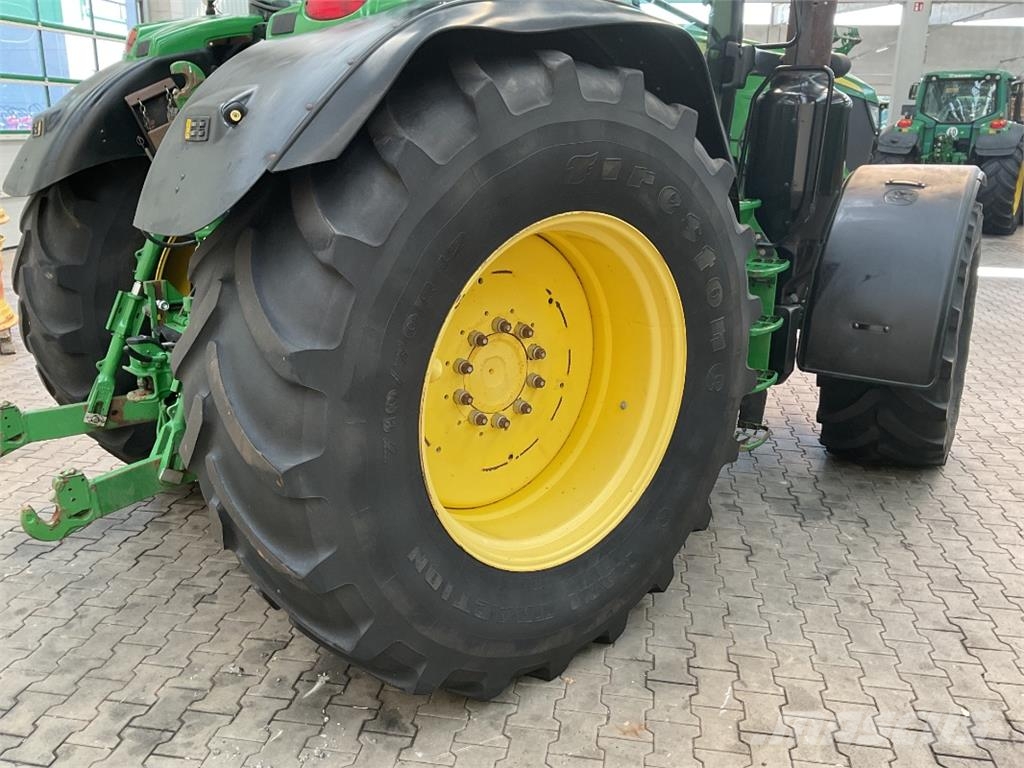 John Deere 6215R Tractoren