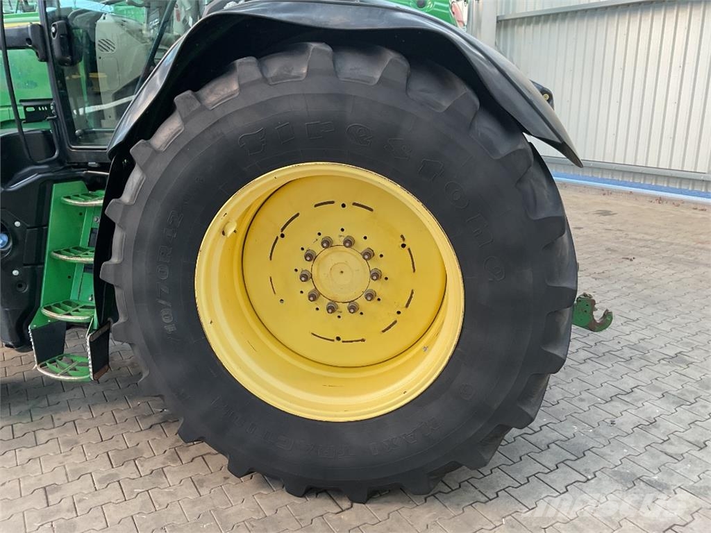John Deere 6215R Tractoren