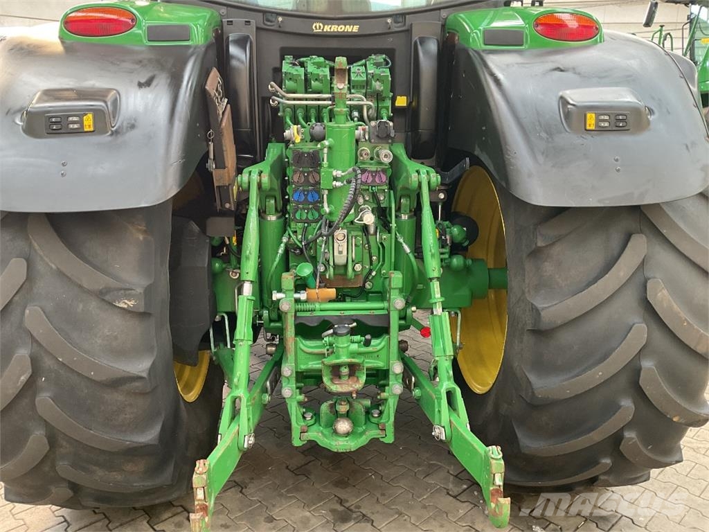 John Deere 6215R Tractoren