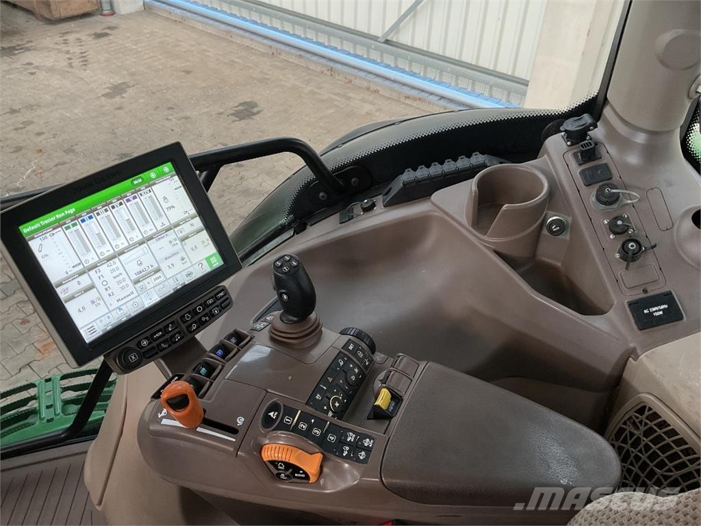 John Deere 6215R Tractoren