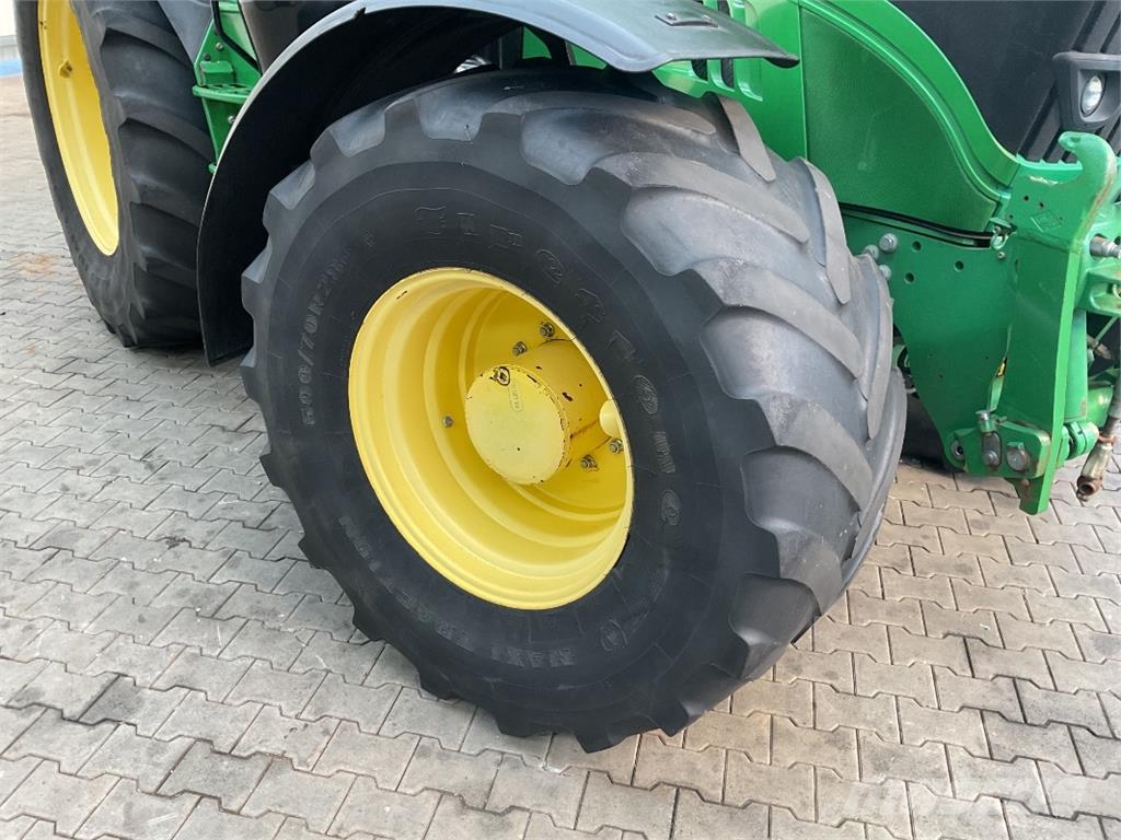 John Deere 6215R Tractoren