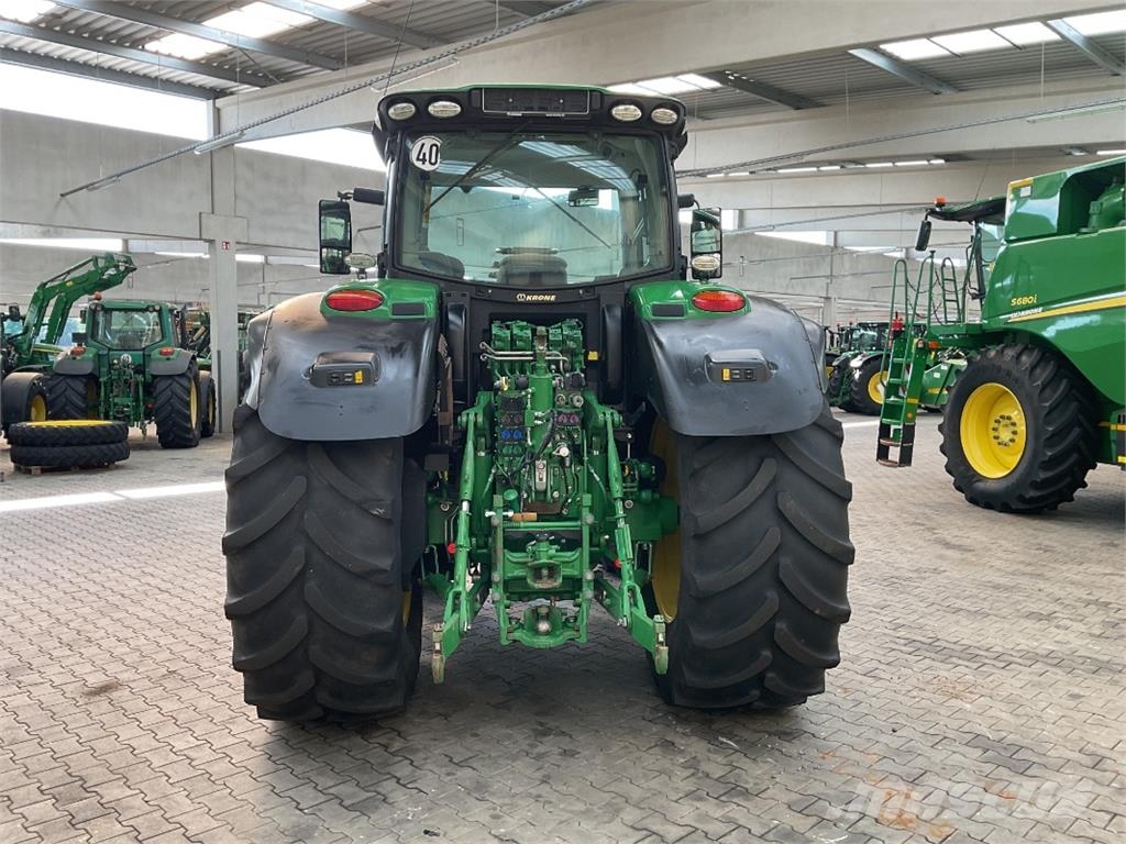 John Deere 6215R Tractoren