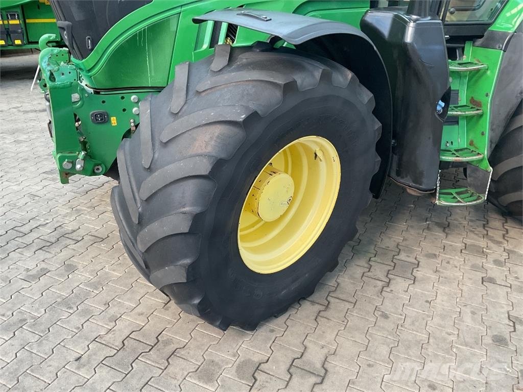 John Deere 6215R Tractoren