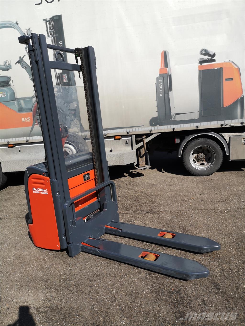Linde L12 Platvormiga virnastajad