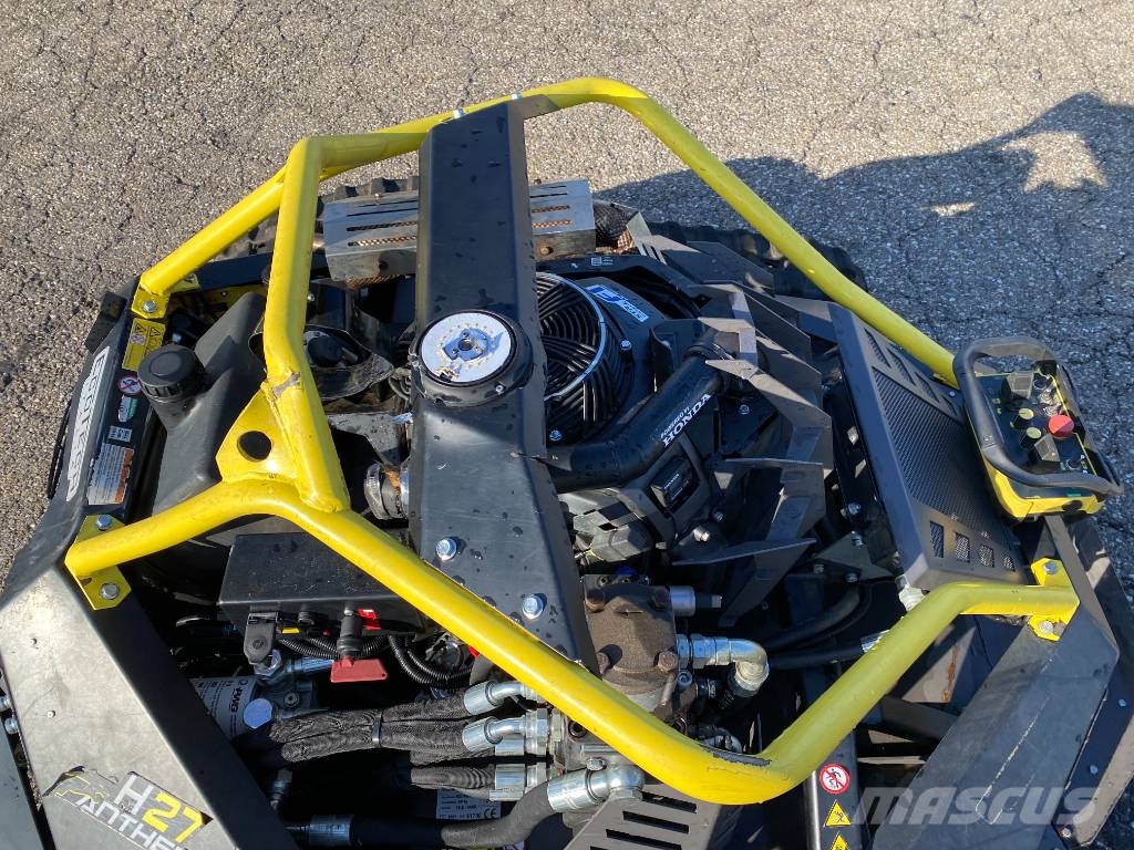 ECOTECH H27 Panther 1er Main endommagée Robot kosilice