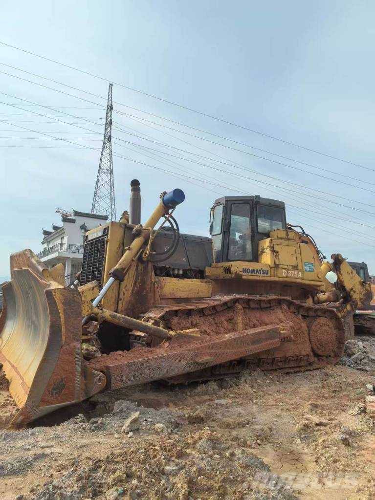 Komatsu D 375 A معدات تمهيد الطرق