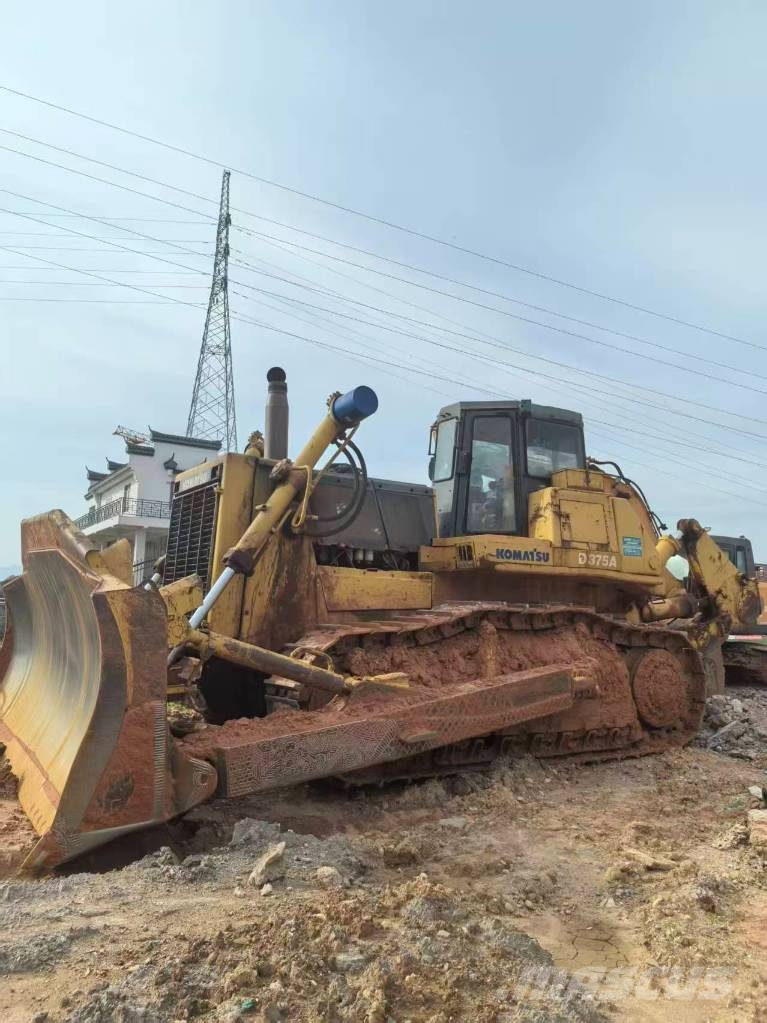 Komatsu D 375 A معدات تمهيد الطرق