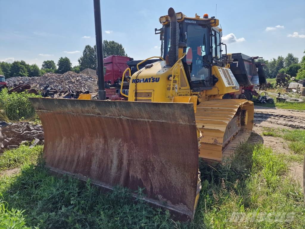 Komatsu D61PX-24 بلدوزرات مجنزرة
