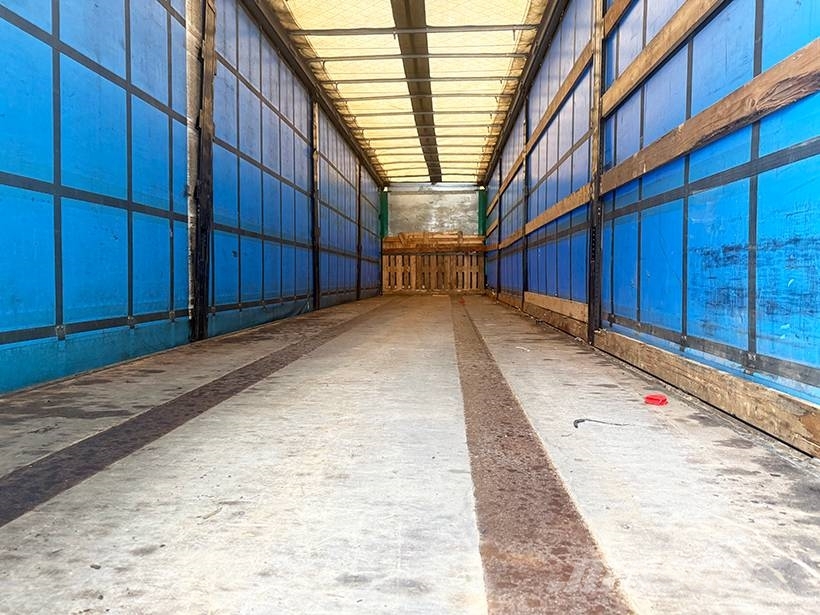 BP TRAILER Curtainsider / City-Plane Stapler Tents puspiekabes