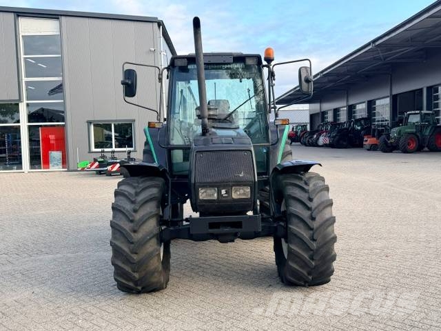 Valtra Valmet 6100 met werk! 트랙터