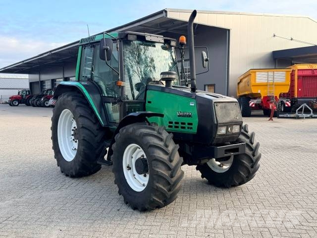 Valtra Valmet 6100 met werk! 트랙터