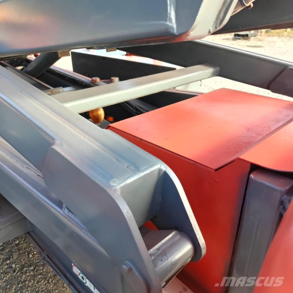 SkyJack SJ 8841 RT رافعات مقصية الشكل